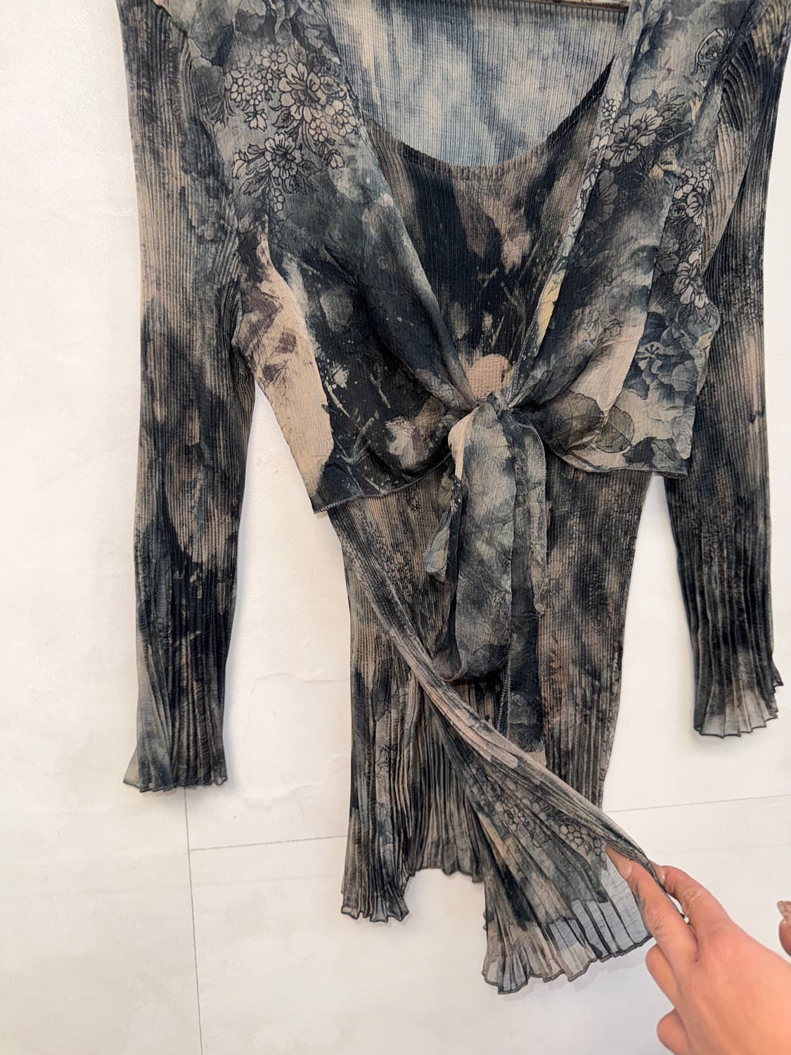 Charcoal oriental floral pleats blouse  상품이미지3