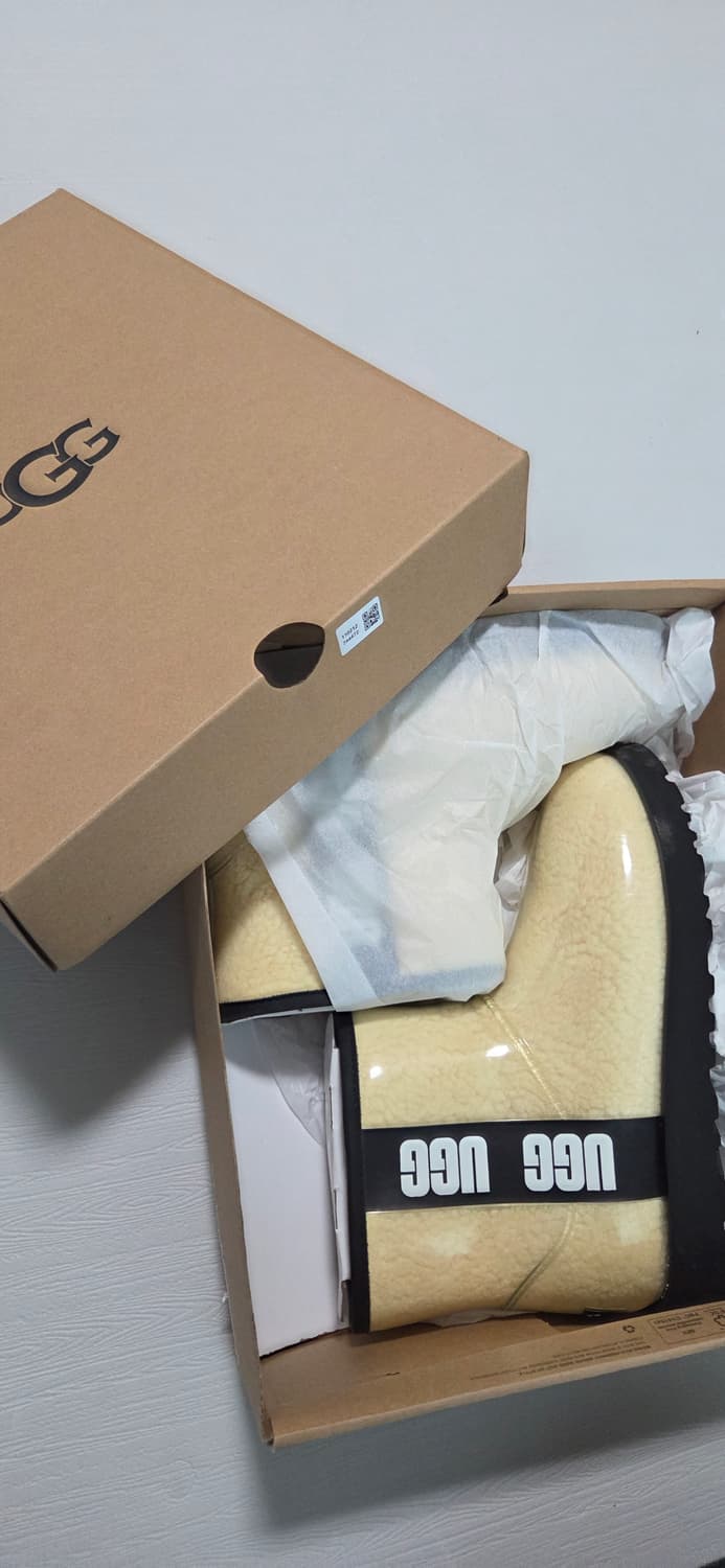 UGG 어그 클리어 미니 부츠 240사이즈 (usa8,eu39)
택포 상품이미지8