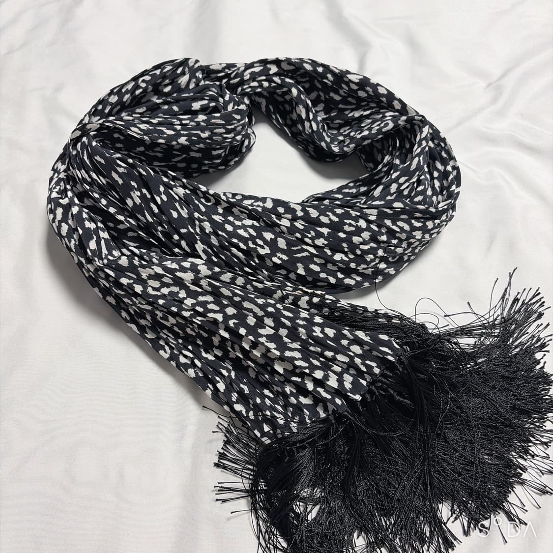 생로랑 블랙 프린트 태슬 스카프 상품이미지5
