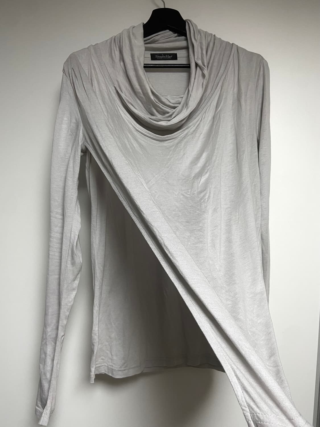 토네이도 마트 드레이프 레이어드 컷아웃 긴팔 티 상품이미지4