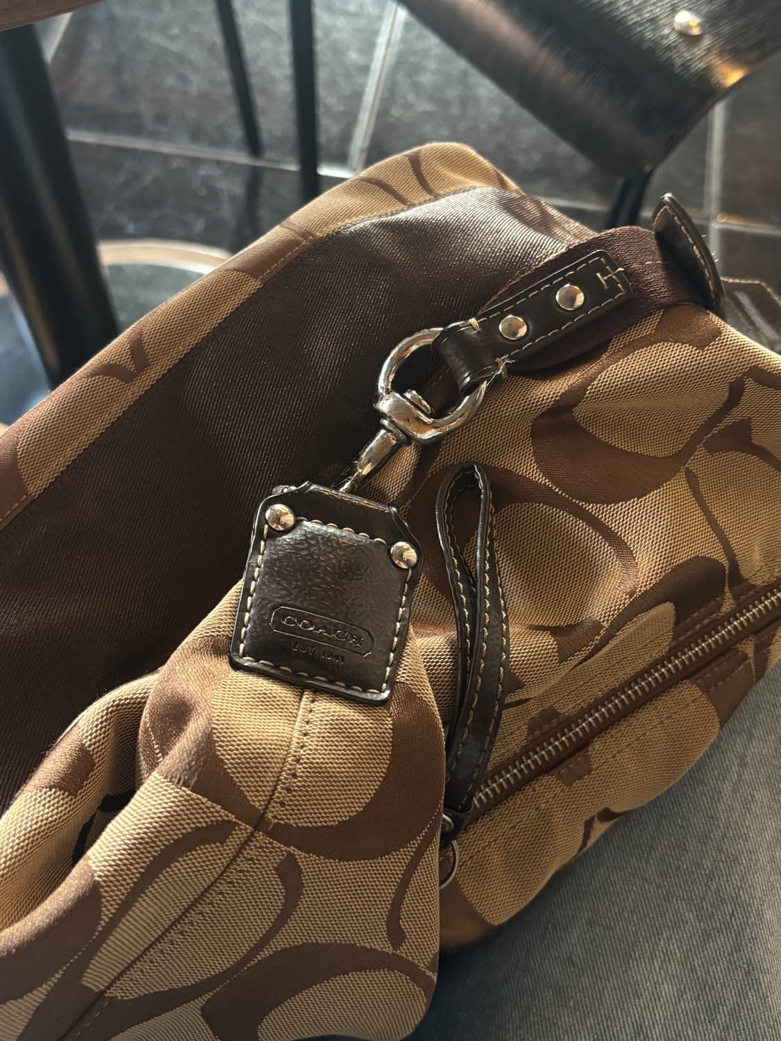 코치(COACH) 시그니처 로고 호보 숄더백 상품이미지3