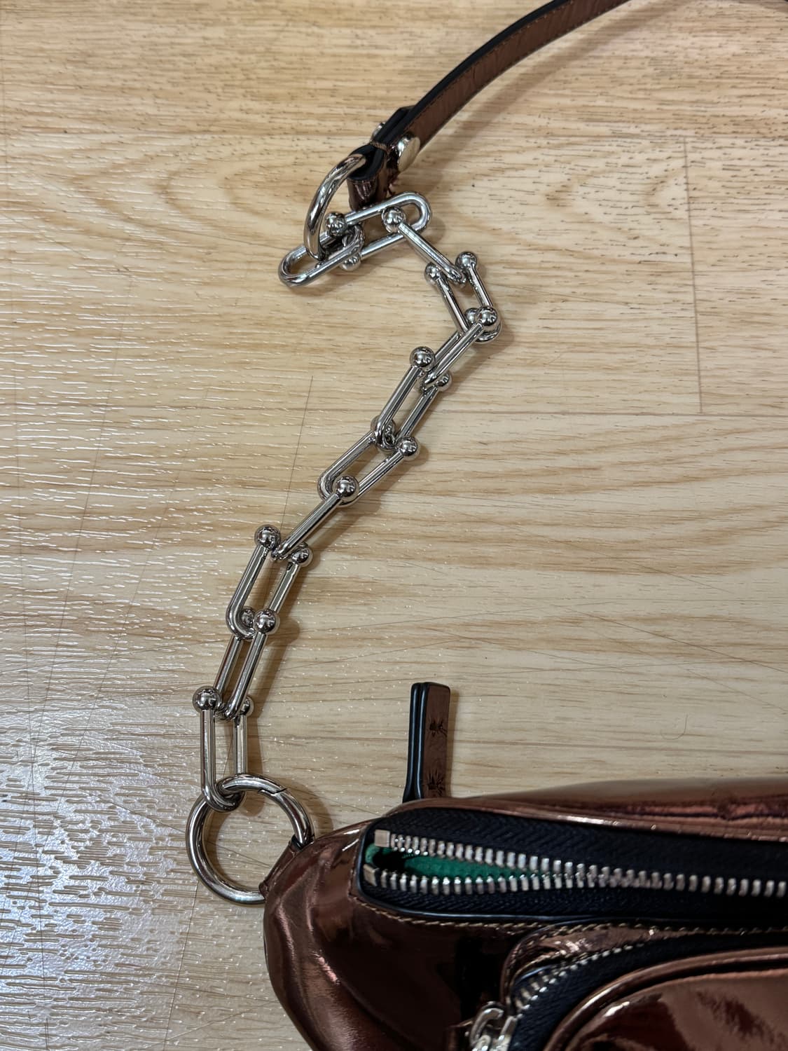 피플 오브 월드 체인 벨트백 메탈릭 브론즈 상품이미지9