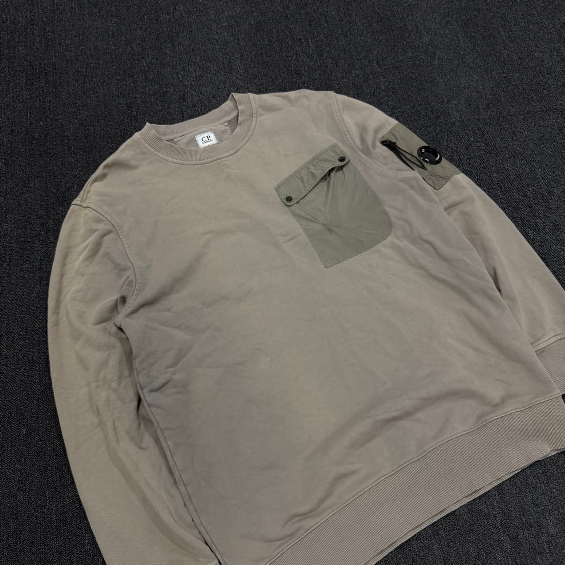 CP컴퍼니 포켓 나일론 워싱 맨투맨 매장판 상품이미지2