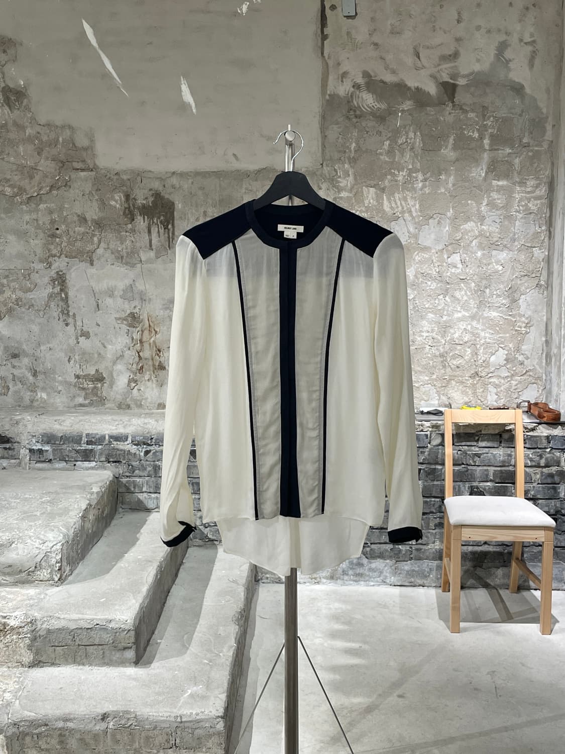헬무트랭 아이보리 히든 버튼 배색 비스코스 블라우스 상품이미지1