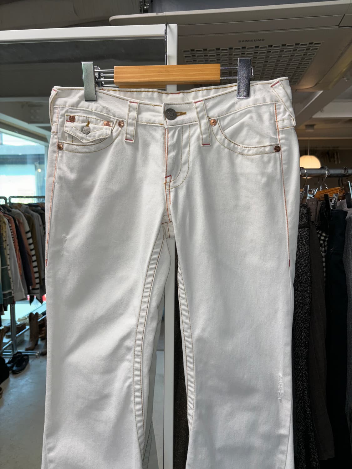 트루릴리전 화이트 로우라이즈 플레어진 상품이미지6