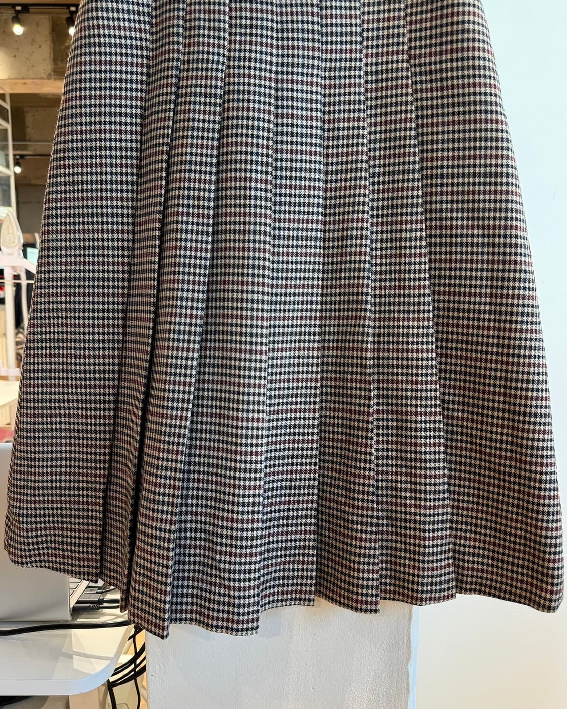 아쿠아스큐텀 브라운 하운드투스 핀턱 미디스커트  상품이미지4