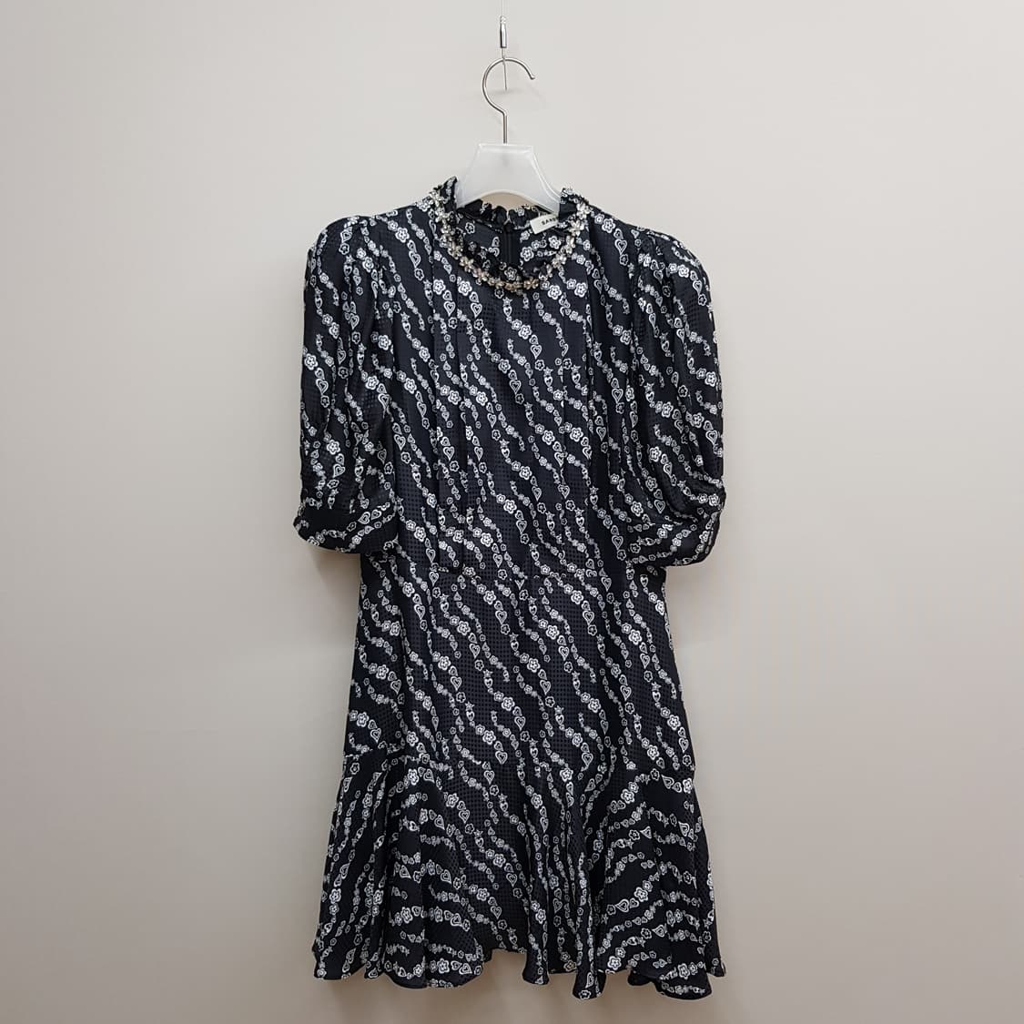 산드로 하트 플라워 패턴 프릴넥 미니 원피스 36사이즈 상품이미지2