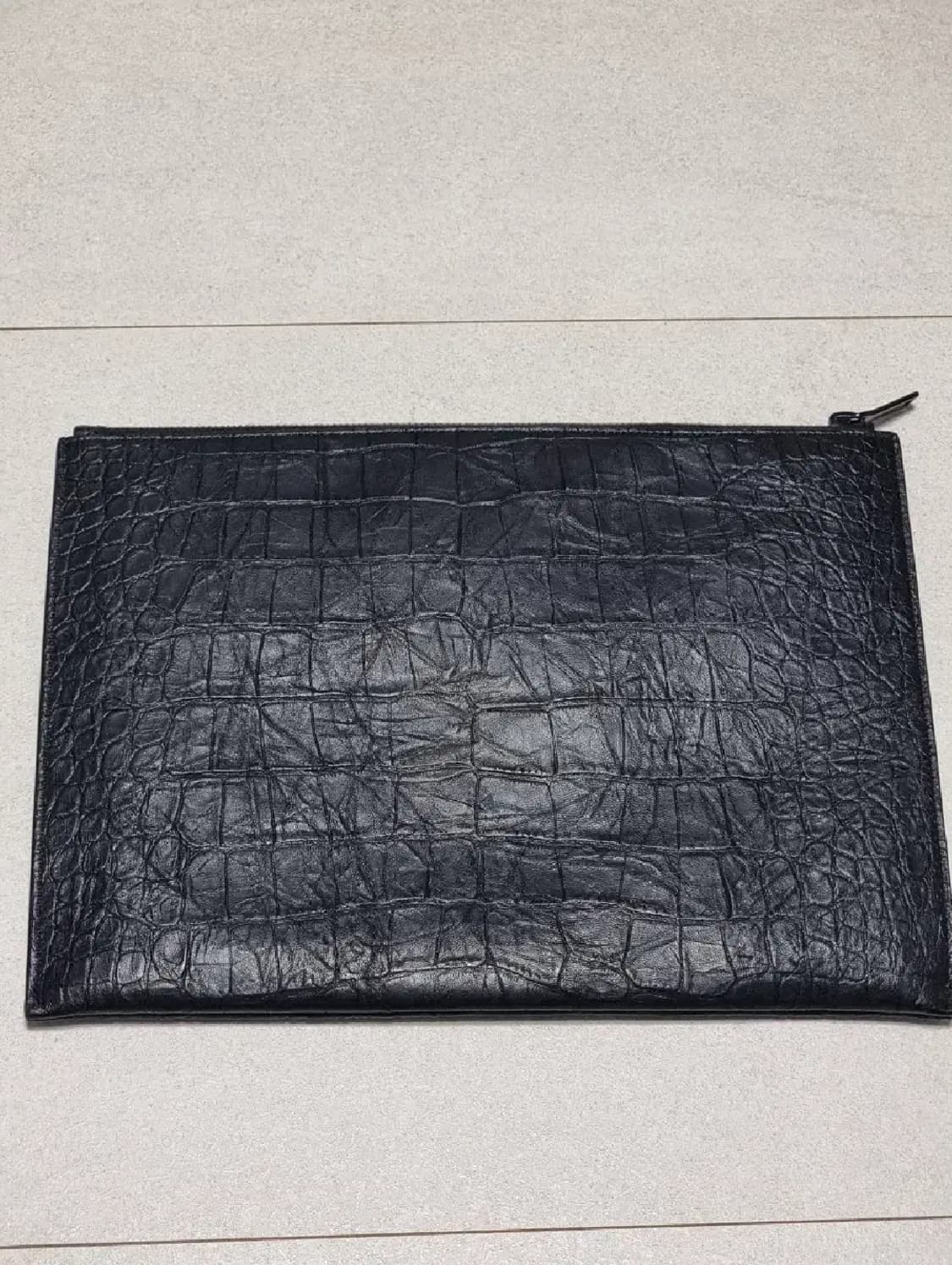 생로랑 모노그램 크로커다일 레더 클러치 백 상품이미지3