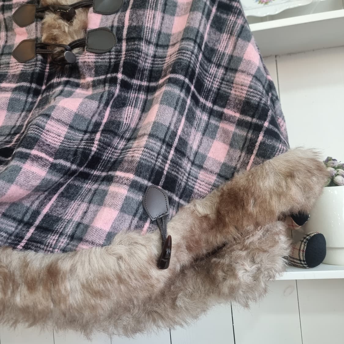 딸기우유 체크 퍼 케이프 상품이미지6