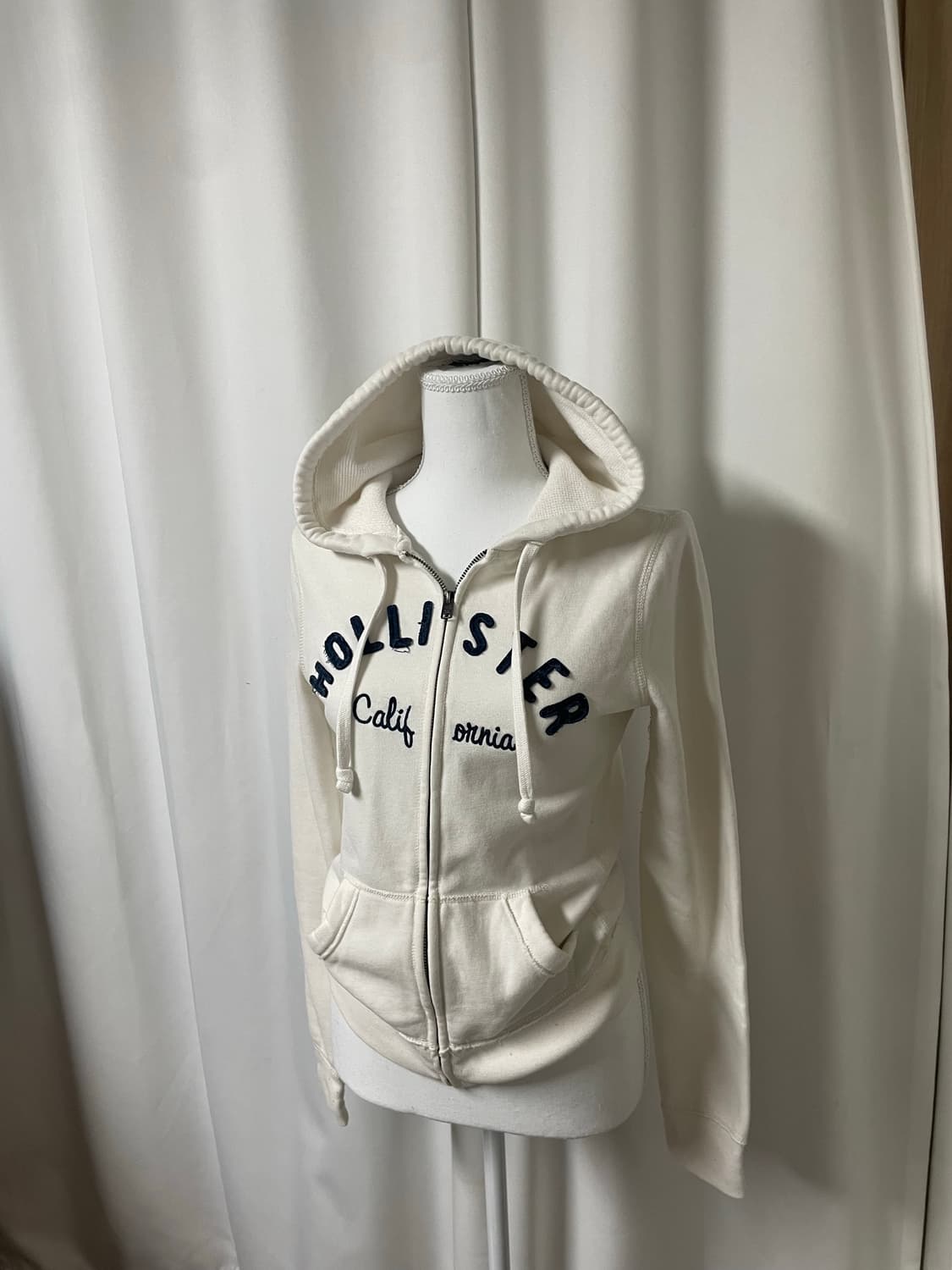 홀리스터 아이보리 남색로고 크림 후드집업 상품이미지4