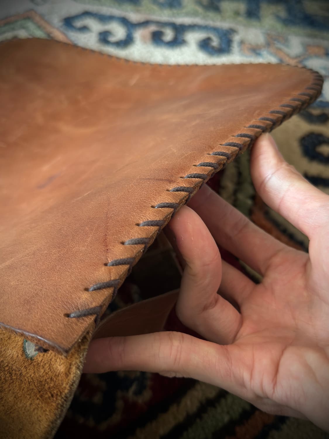 Oak wood button Amber Stitch 레더 크로스백 상품이미지7