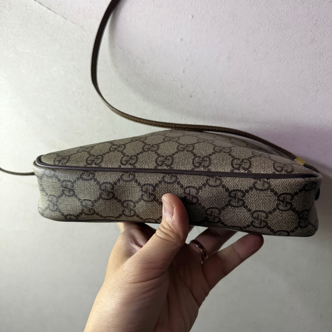 빈티지 구찌 GG슈프림 로고 반달 크로스백 상품이미지4