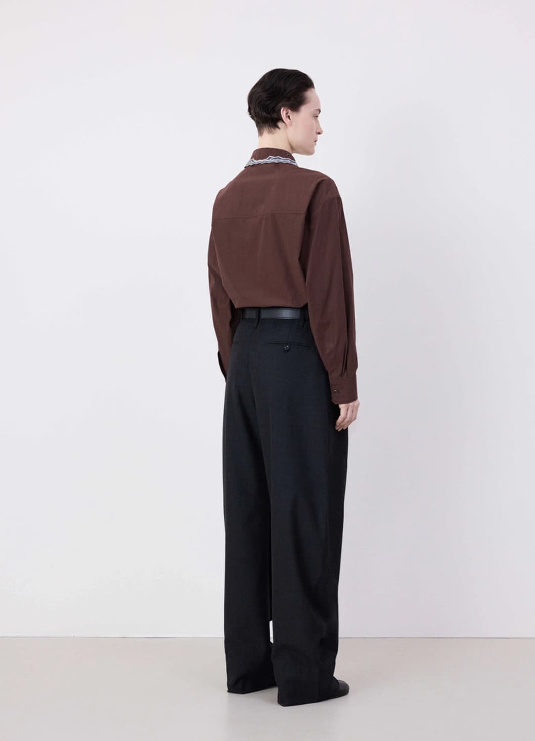 르메르 24FW 커브드 볼륨 테일러드 팬츠 캐비어 40 상품이미지2