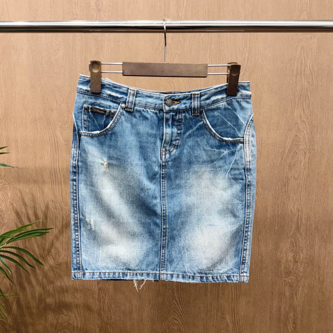 캘빈클라인 진스 데님 미디 스커트 백 슬릿 디테일 H라인 연청 상품이미지1