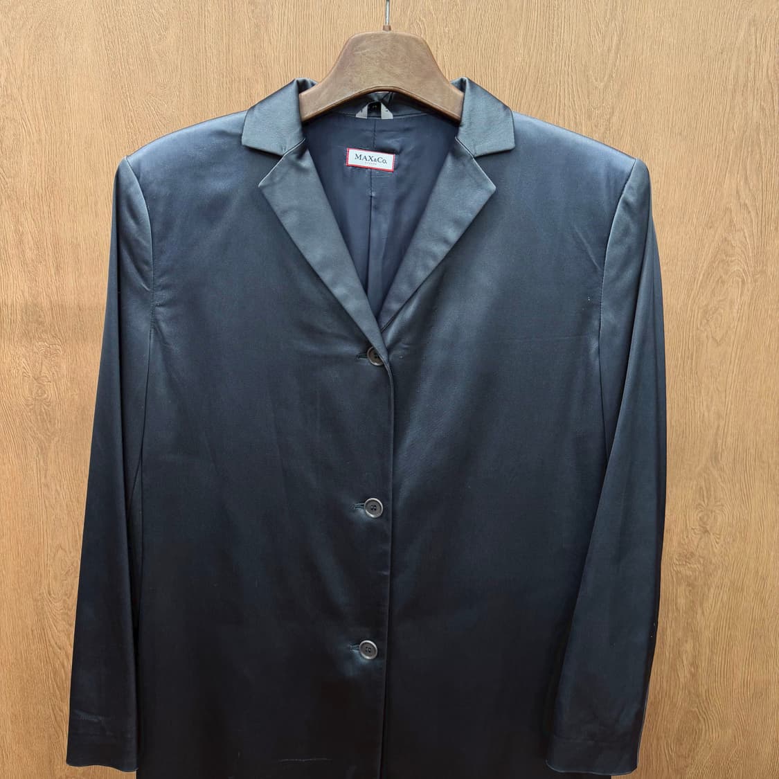 막스앤코 싱글 코트 테일러드 카라 버튼 클로징 슬림 실루엣 디테일 블랙 상품이미지4