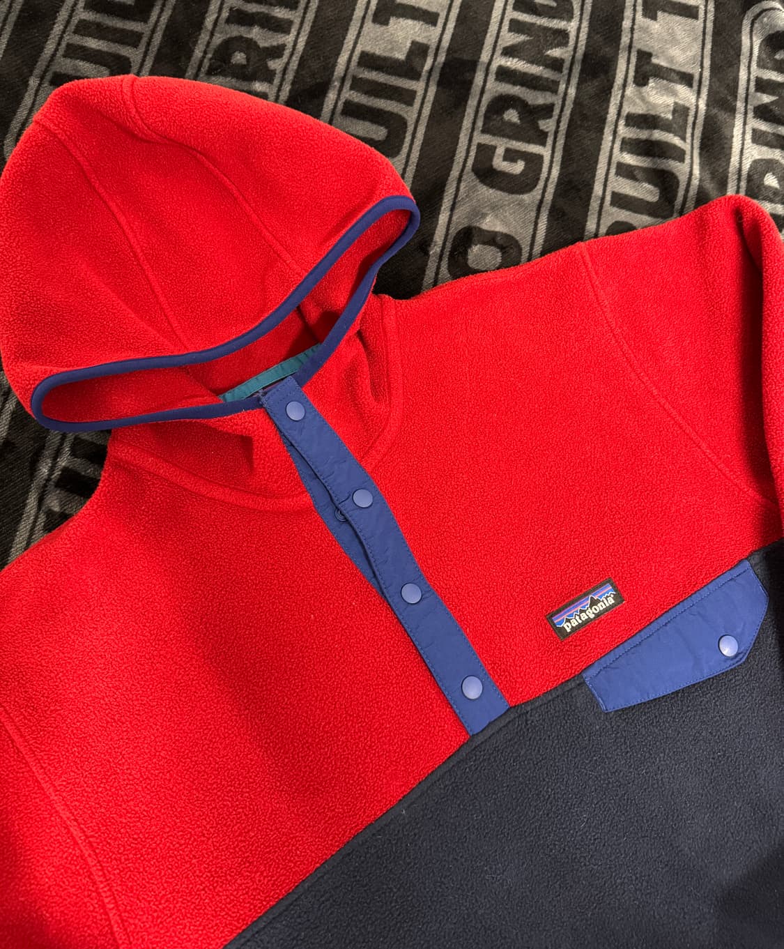 파타고니아 신칠라 스냅 티 후드 풀 오버 레드 앤 네이비 컬러 블록 상품이미지3