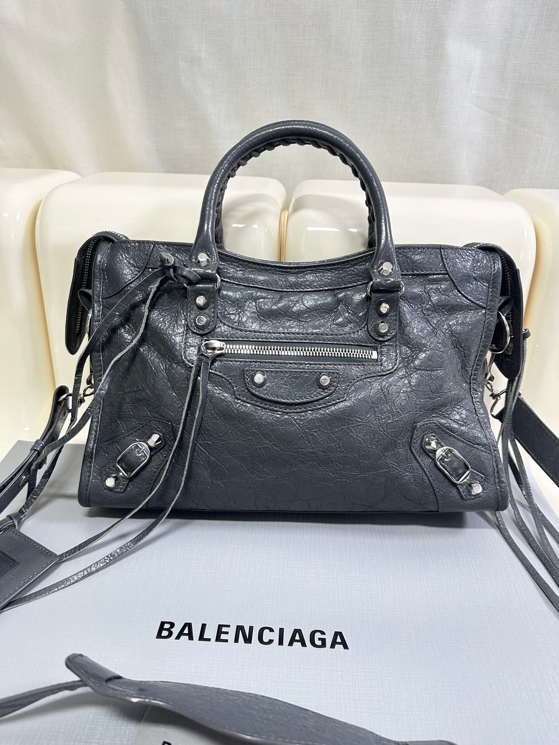 [A+ 정품] 발렌시아가 시티 모터백 스몰 다크그레이 상품이미지4