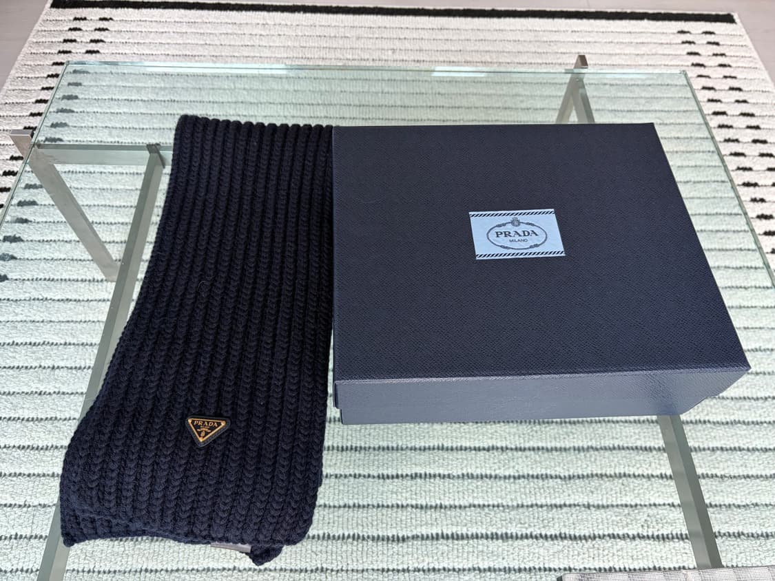 프라다 25FW 금장 머플러 목도리 상품이미지1