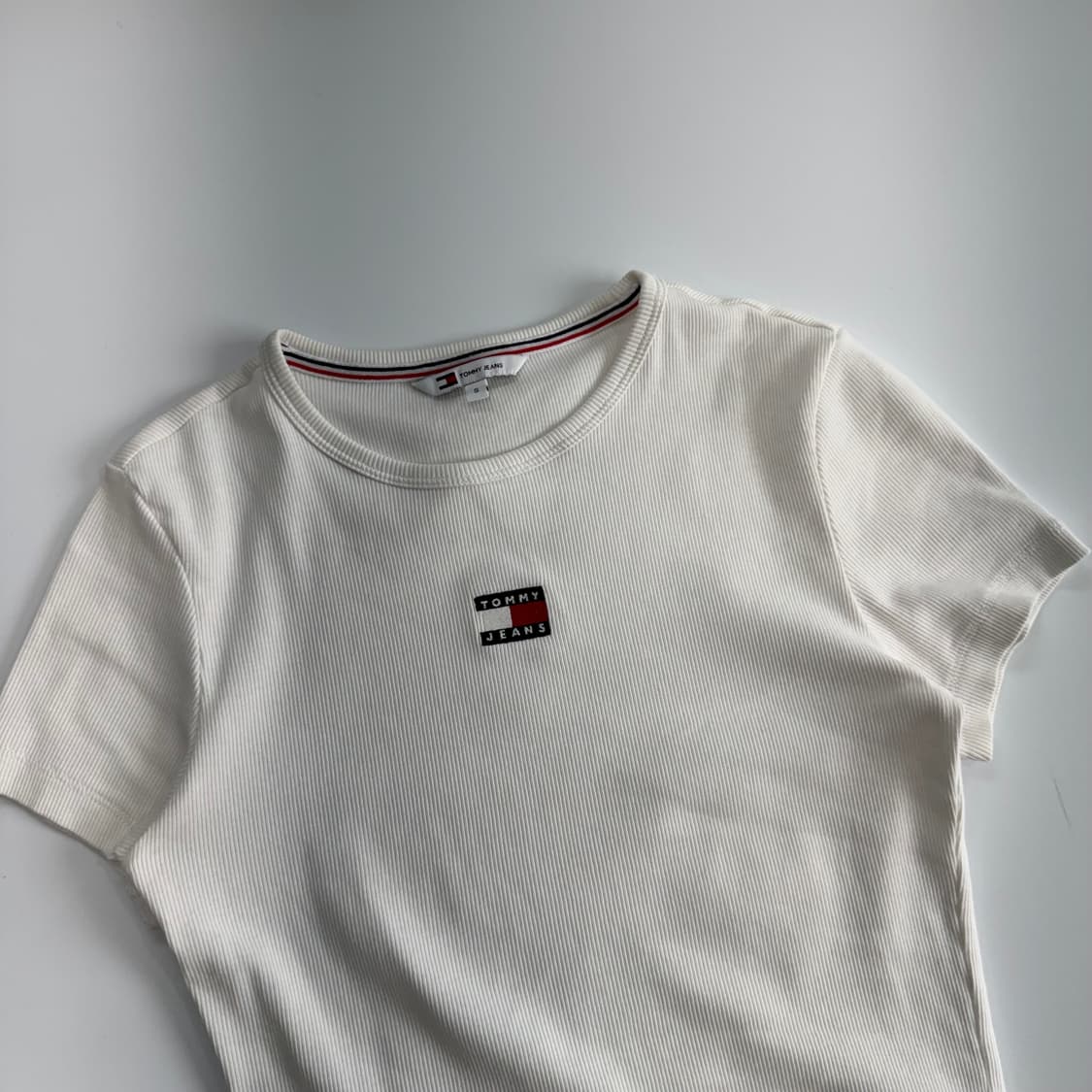 Tommy jeans 타미 진스 스몰로고 화이트 반팔티  상품이미지4