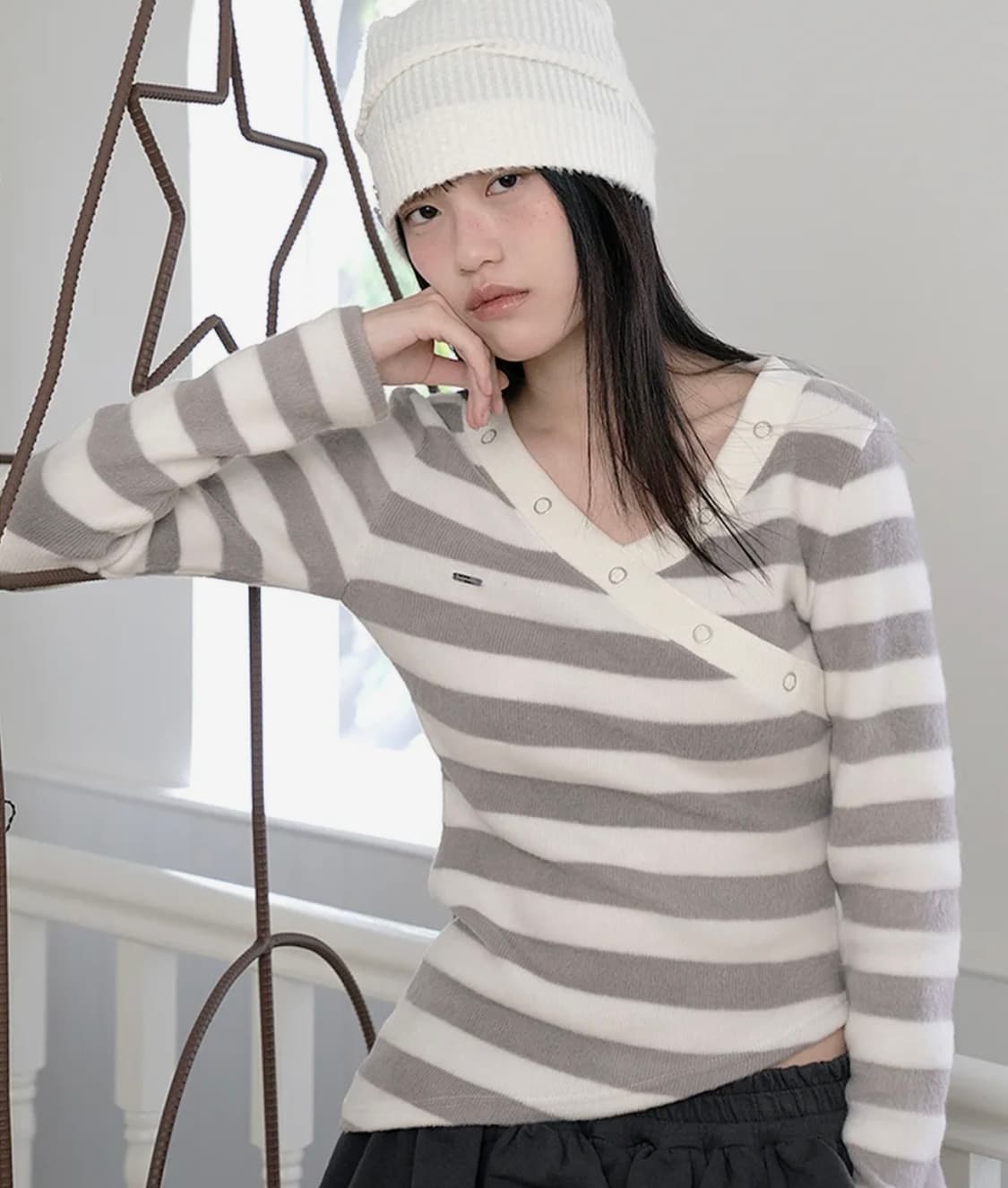 허그유어스킨 스트라이프 브이넥 니트 탑 화이트 퍼플 상품이미지2