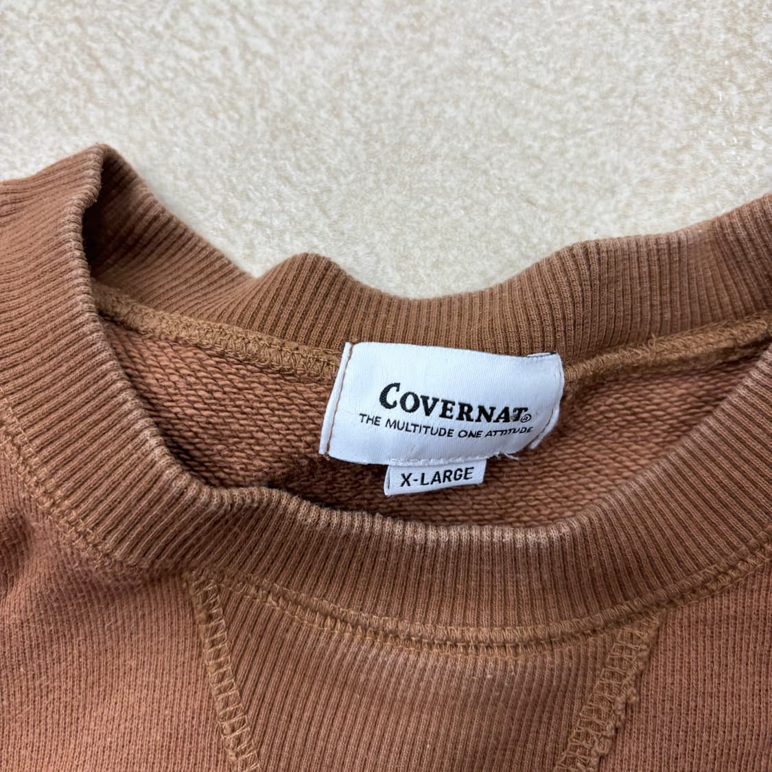 커버낫 스몰로고 브라운 맨투맨 상품이미지3