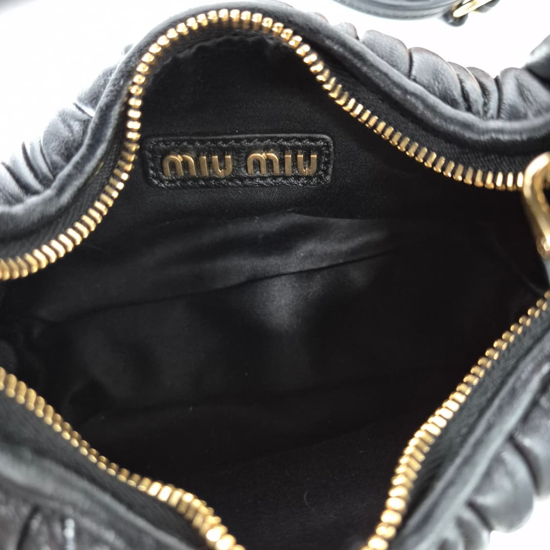 미우미우 완더 마테라쎄 여성 호보백 블랙 (5BP078) 상품이미지10