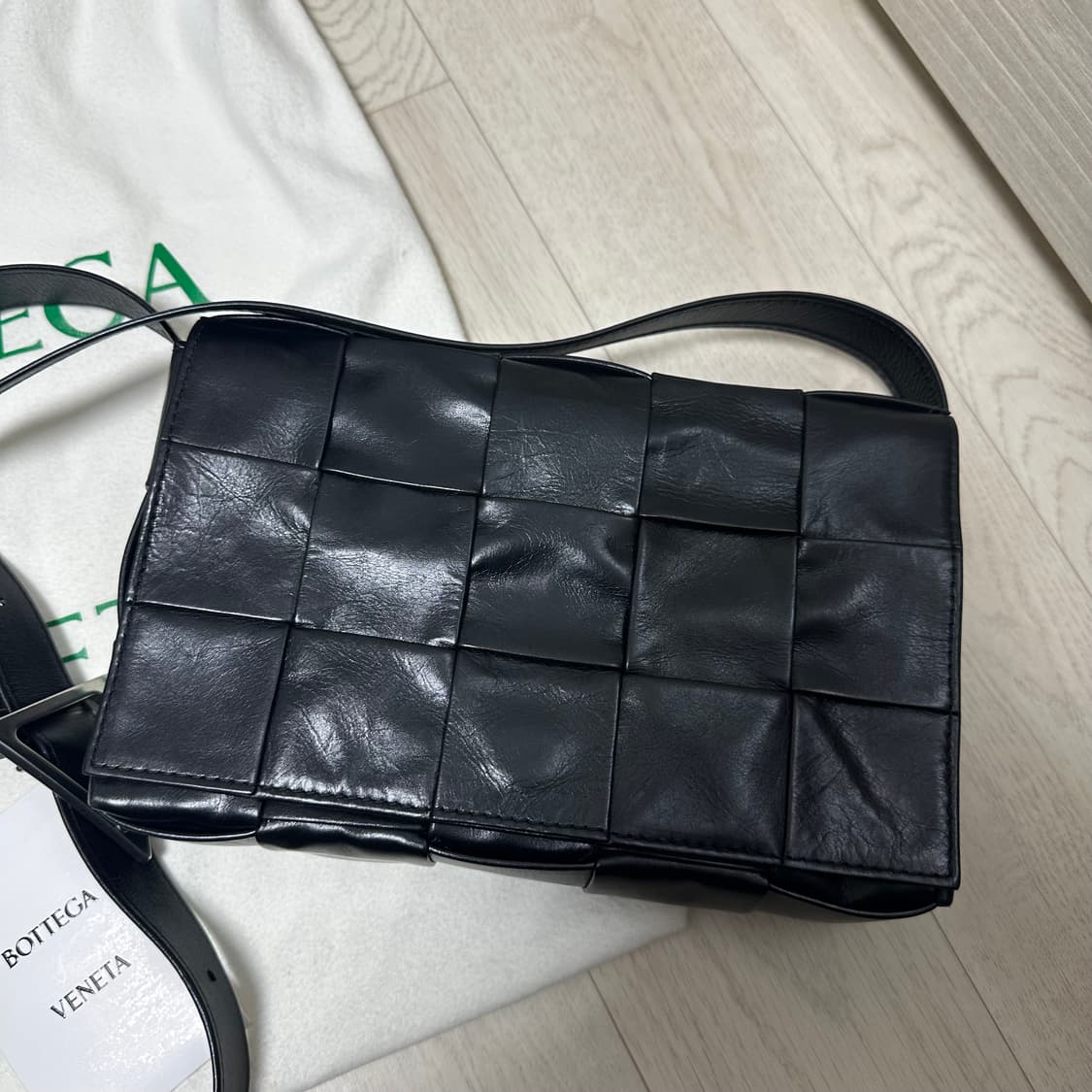 보테가베네타 카세트백 블랙 신세계 정품 상품이미지3