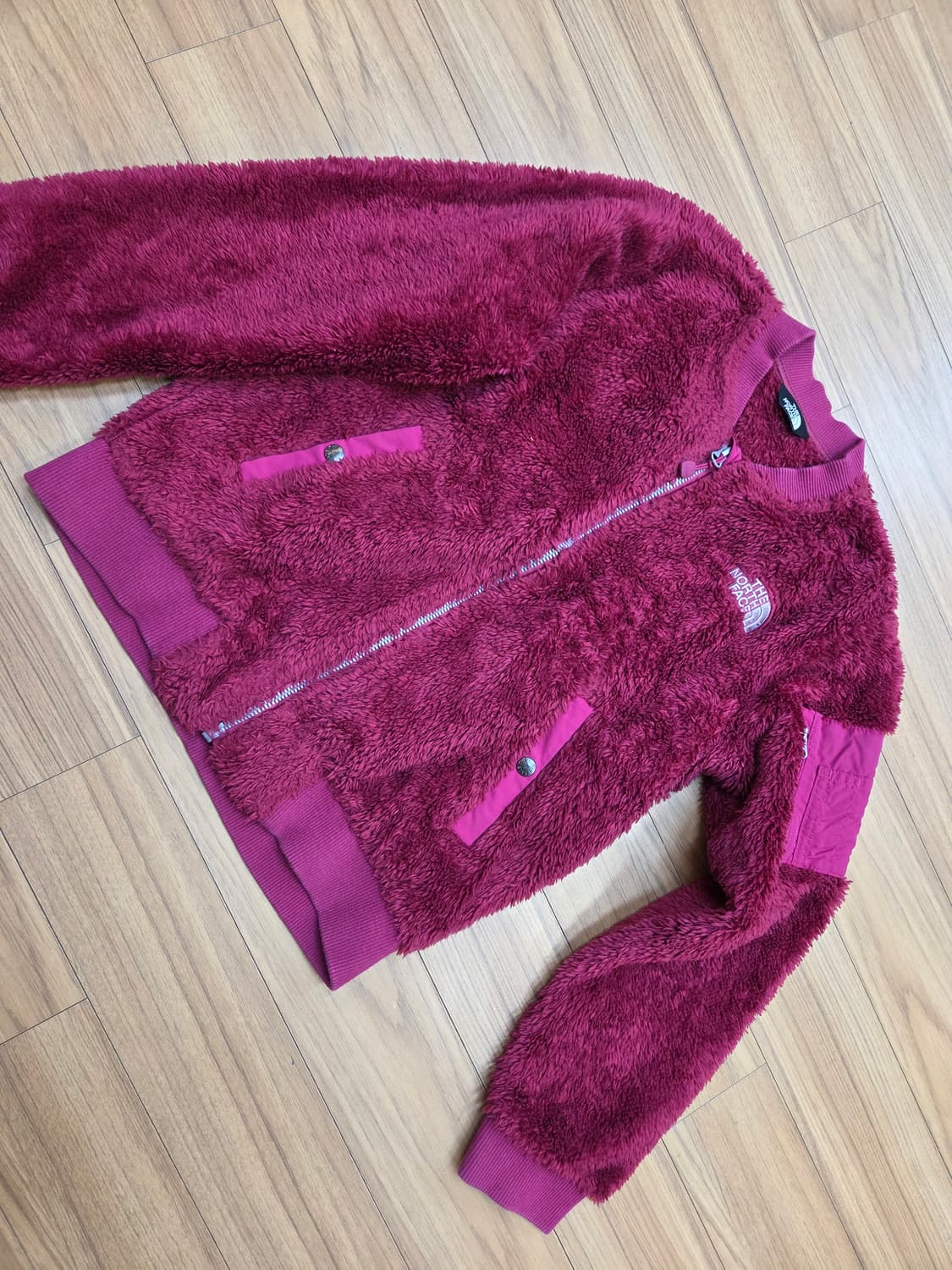 노스페이스 키즈 플리스 자켓 140사이즈입니다. 톤 다운된 핑크색이라서  상품이미지1