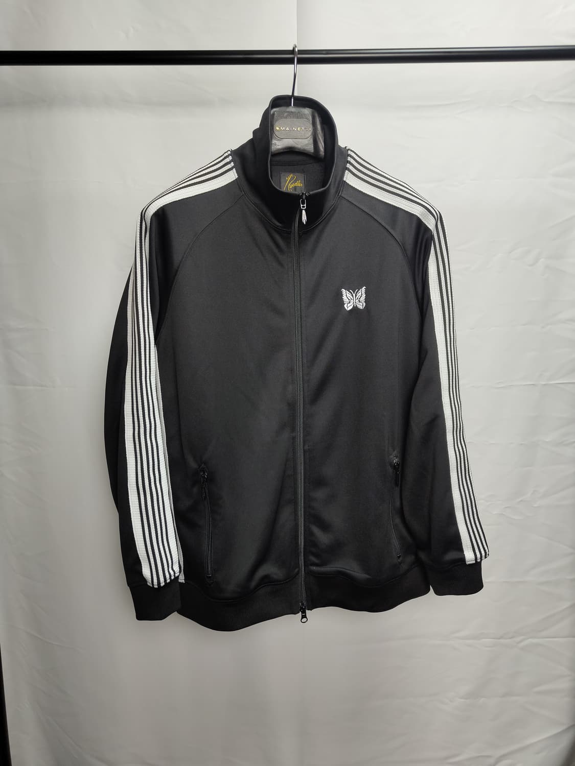 니들스 트랙자켓 검흰 m 상품이미지1