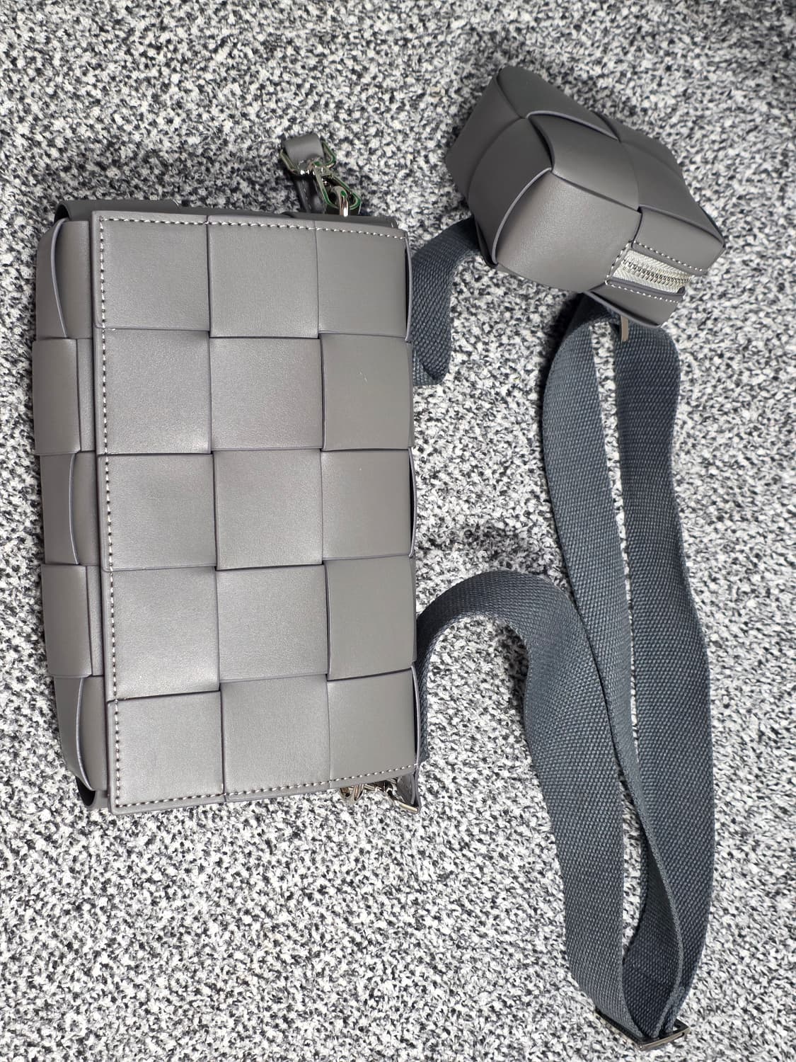 보테가 카세트백(그레이) 상품이미지1