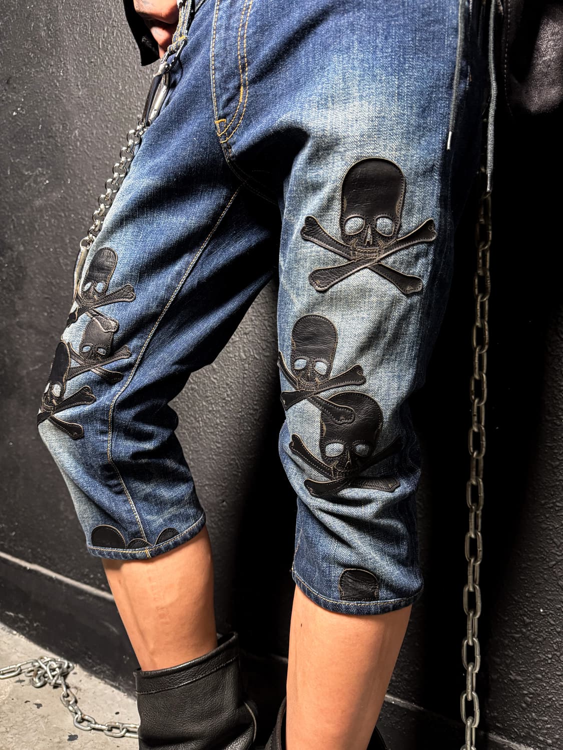 ROEN – Skull Leather Patch Denim shorts  상품이미지3