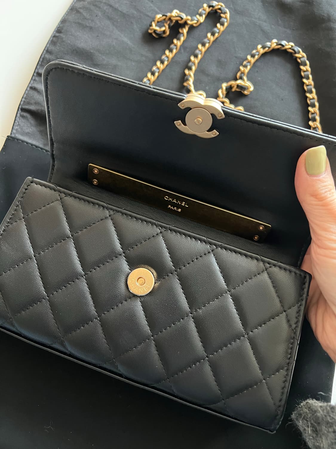 CHANEL 샤넬 체인 플랩 폰 홀더 블랙 상품이미지3