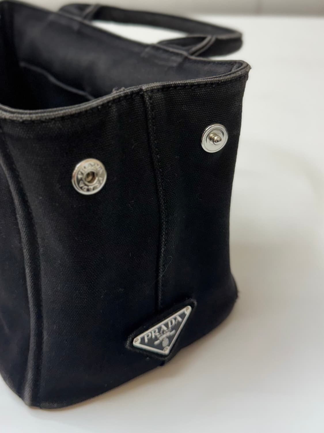 Prada 프라다 엠보스드 로고 캔버스 토트백 상품이미지5
