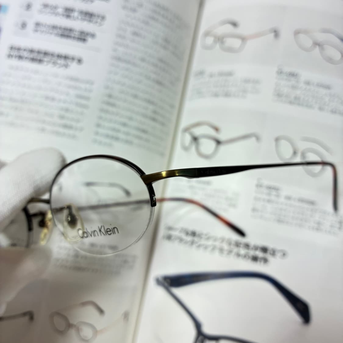 Calvin Klein 캘빈클라인 엔틱골드 반무테 티타늄 안경 상품이미지3