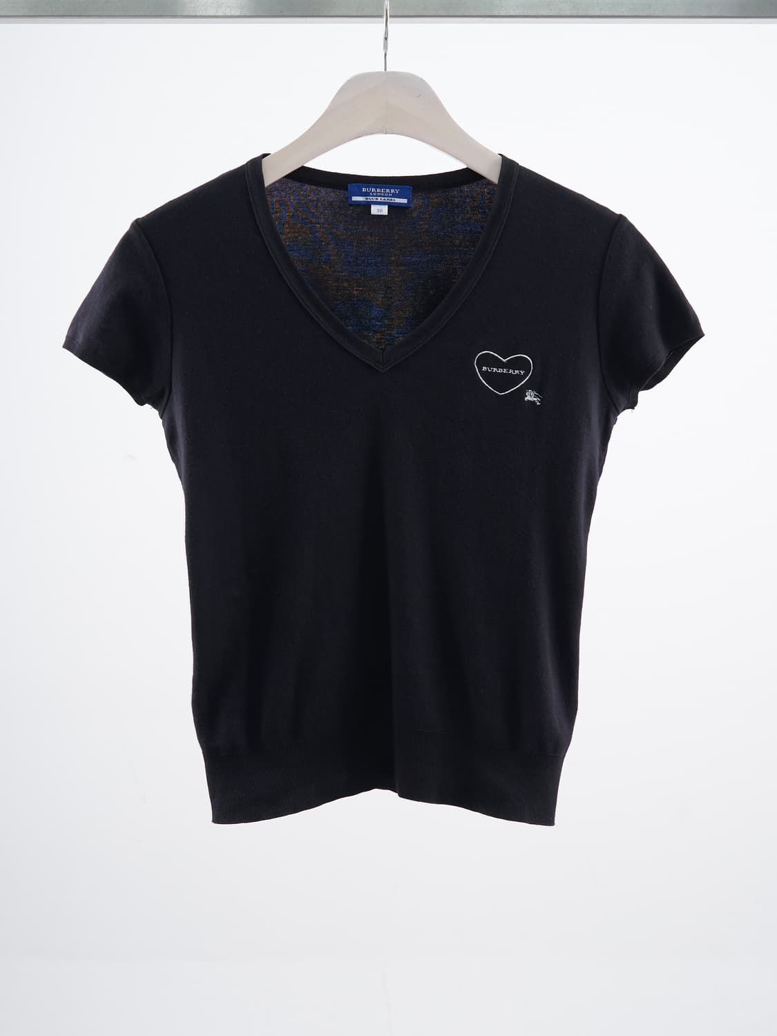 Burberry 블루라벨 하트 패치 브이넥 반팔티 상품이미지1