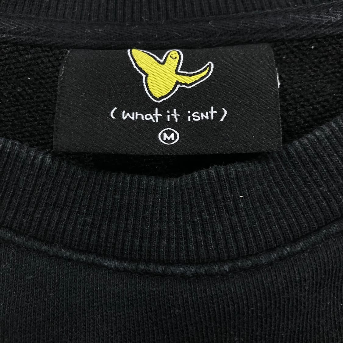 와릿이즌 블랙 컬러 스몰 로고 미니멀 맨투맨 상품이미지3