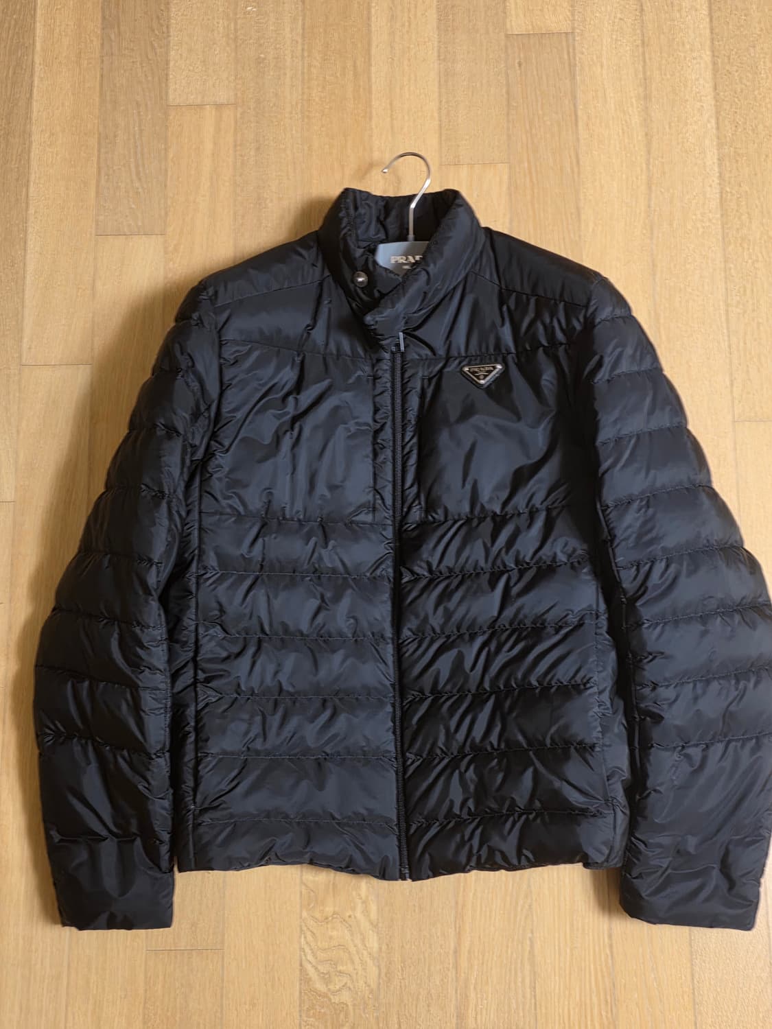 [새상품급 / 50 ] 프라다 리나일론 삼각로고 다운 숏 패딩 자켓 블랙 상품이미지1