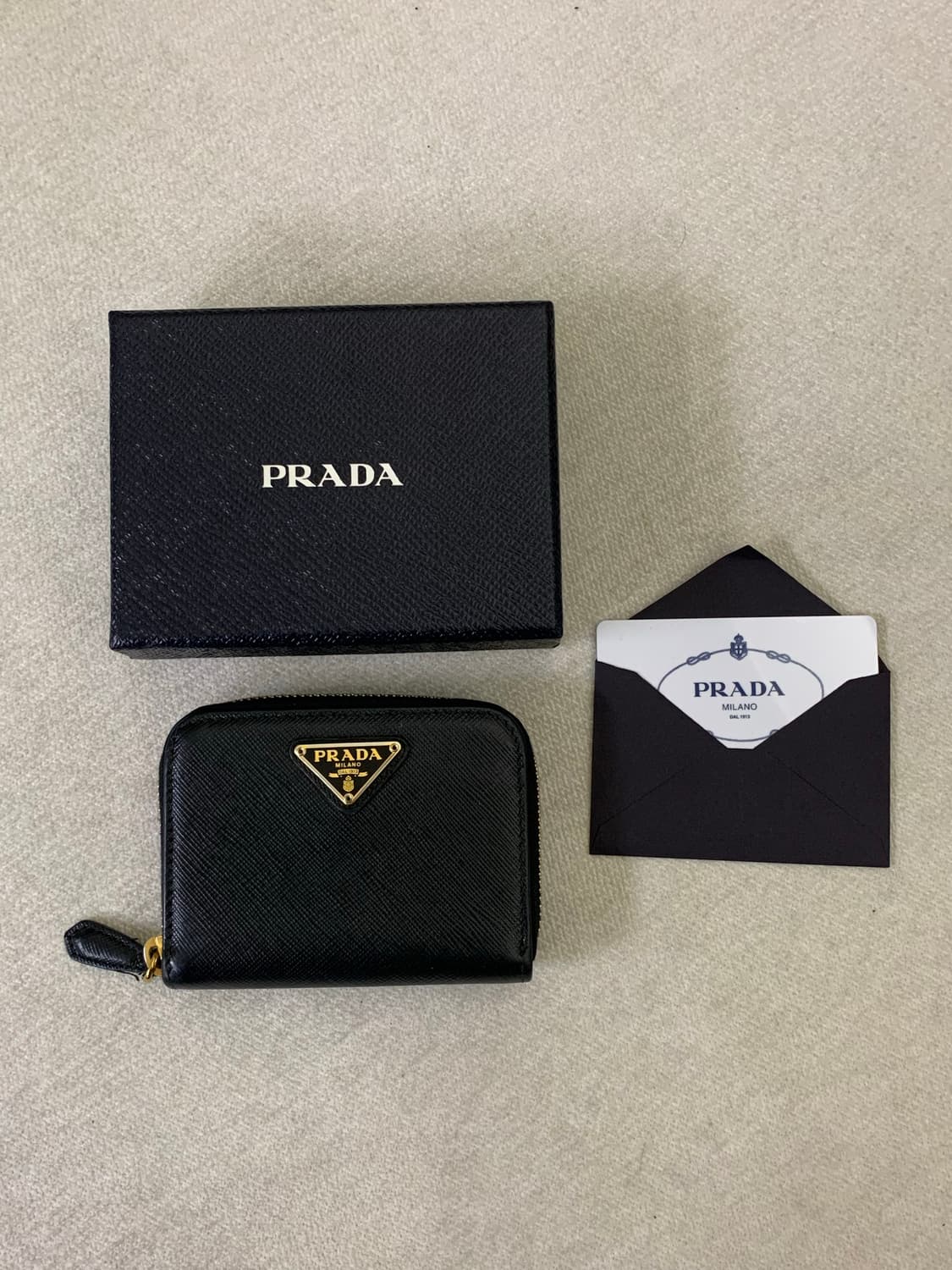 프라다 삼각로고 사피아노 지퍼돌이 지갑 상품이미지1