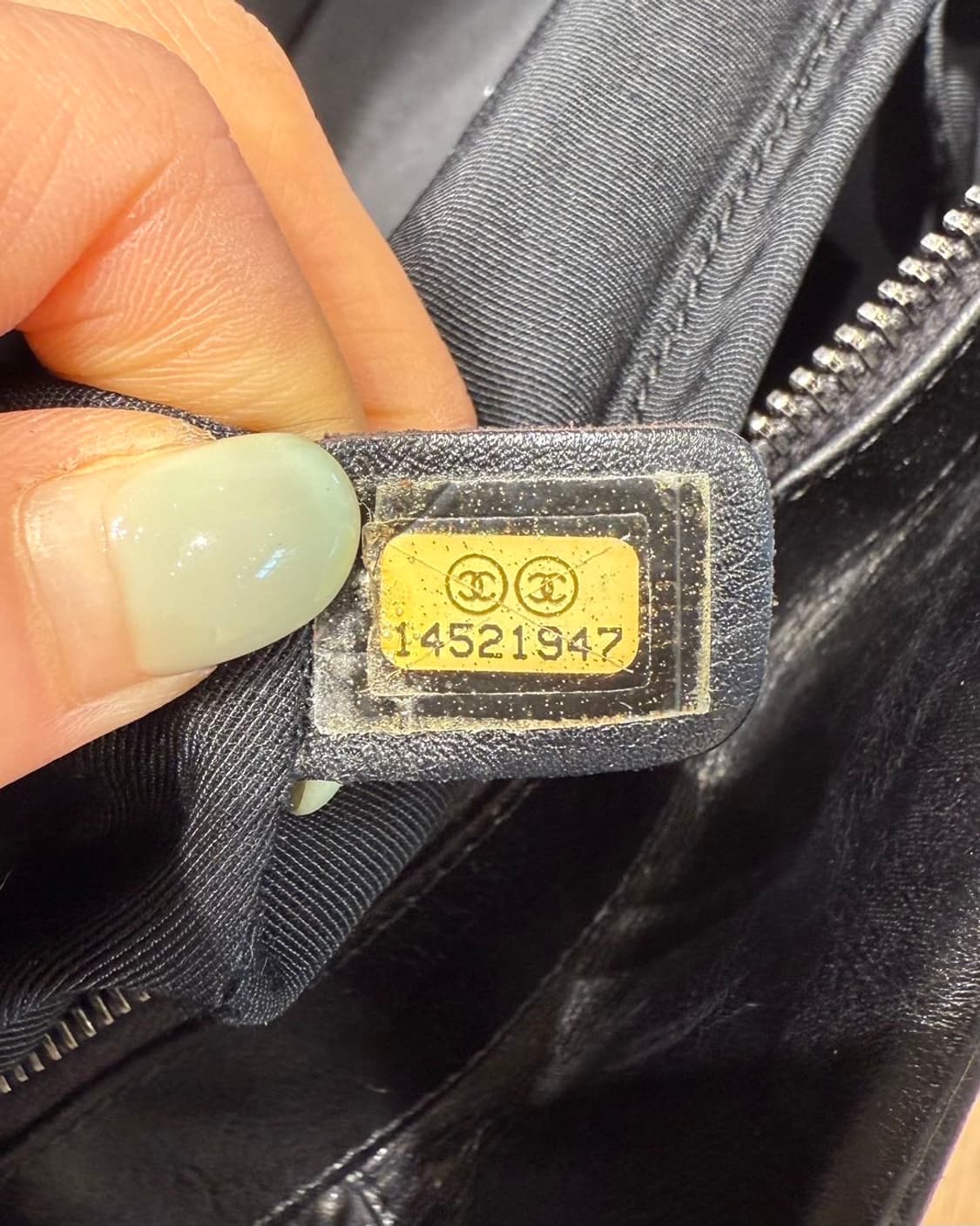샤넬 블랙 이리데슨트 카프스킨 시크 퀼팅 볼링백 상품이미지9