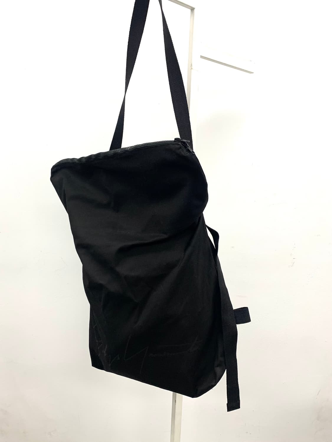 Signature Logo Drape Shoulder Bag 상품이미지5