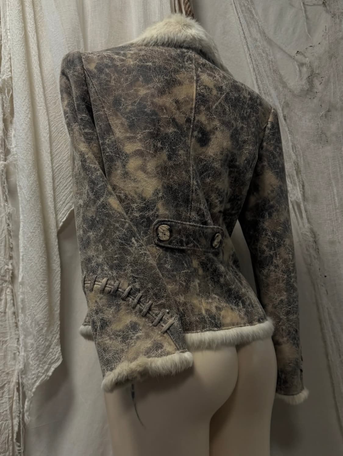 Fur-Trimmed Shearling Jacket 상품이미지3