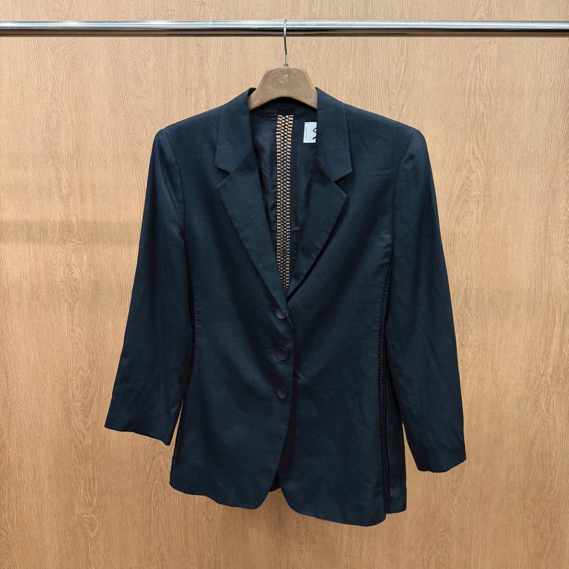 제니 자켓 테일러드 카라 백 오픈워크 니트 패널 디테일 레귤러핏 블랙 상품이미지2