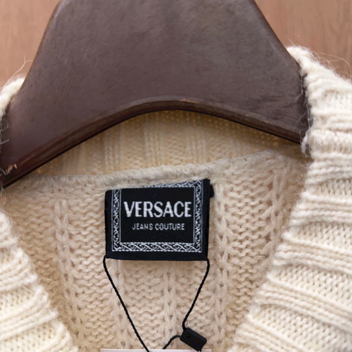 베르사체 긴팔 케이블 니트 크루넥 크라운 매두사 엠블럼 디테일 아이보리 상품이미지6