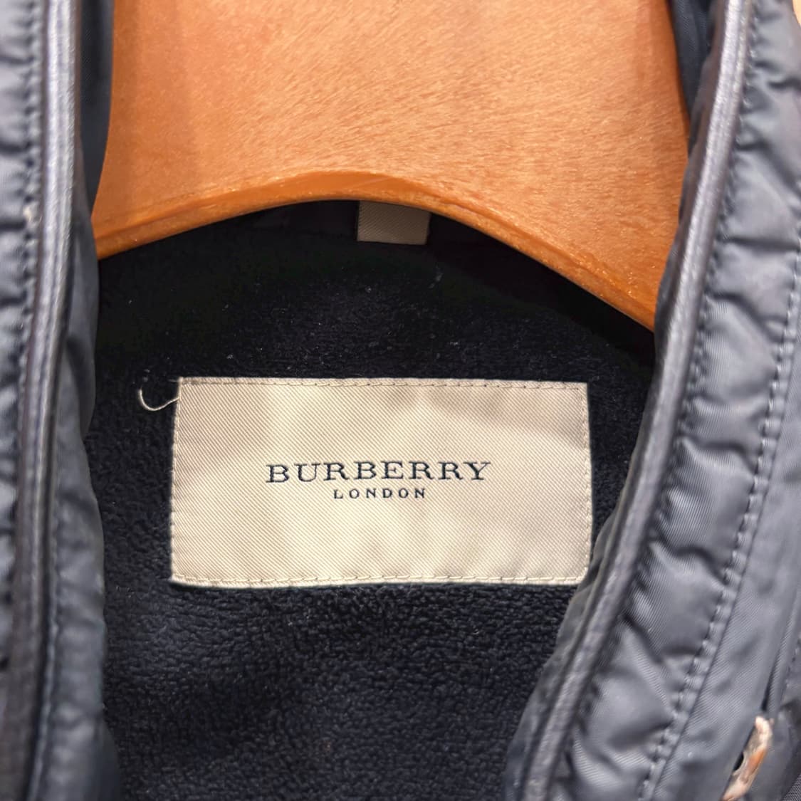 버버리 하이넥 경량 패딩 베스트 드로우 스트링 디테일 레귤러핏 블랙 상품이미지7