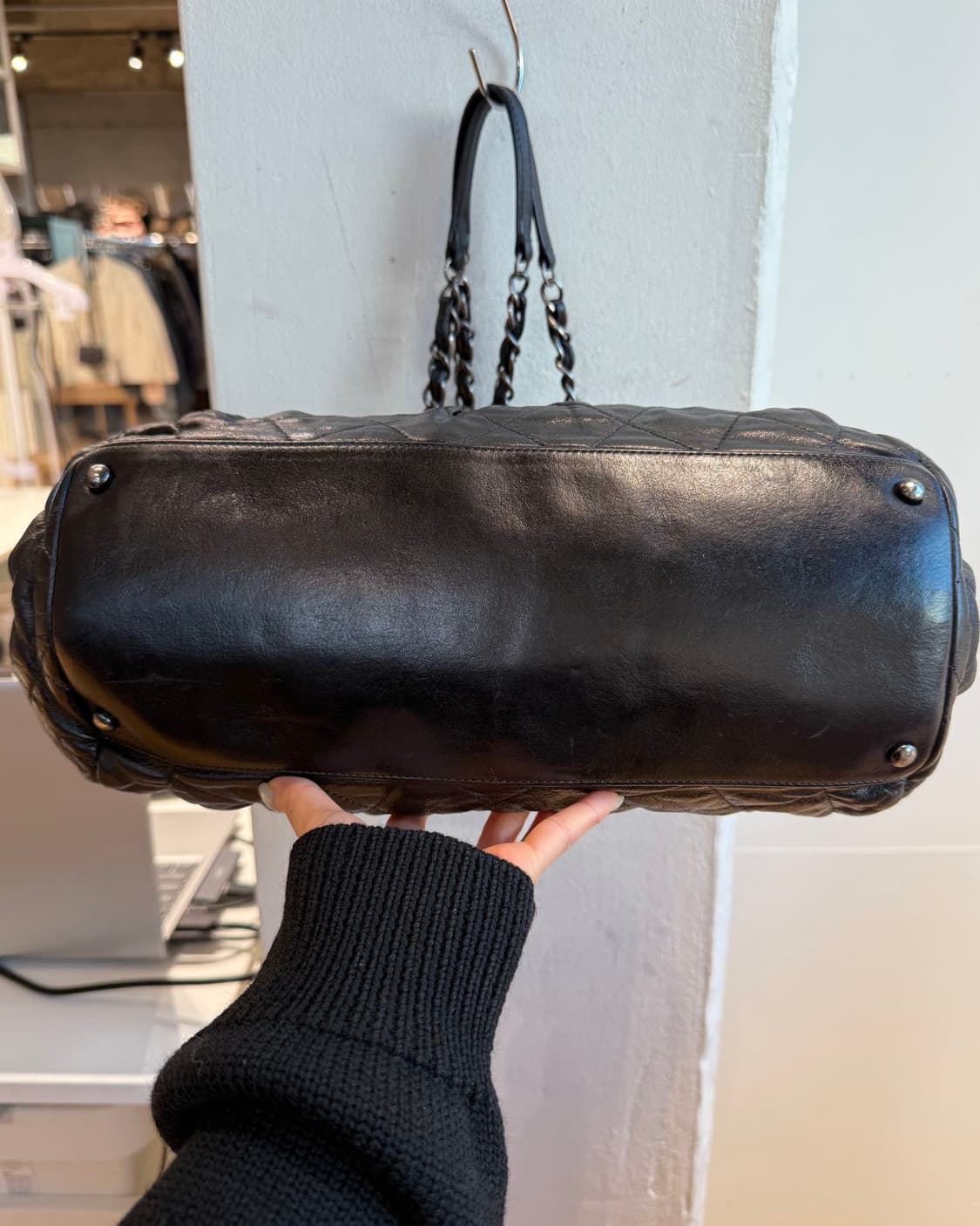 샤넬 블랙 이리데슨트 카프스킨 시크 퀼팅 볼링백 상품이미지7