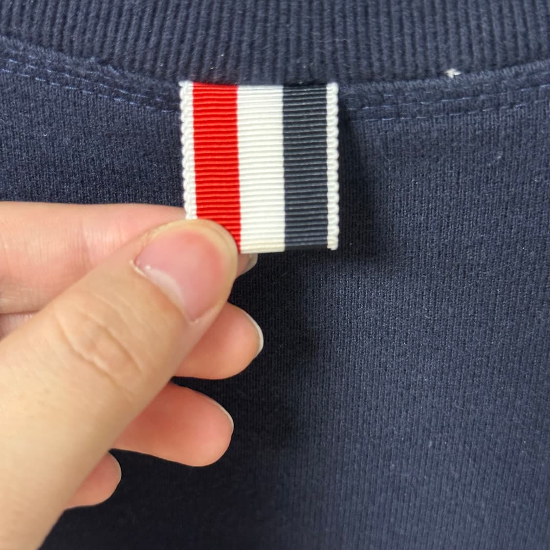 [4] 톰브라운 사선완장 맨투맨 네이비 상품이미지7