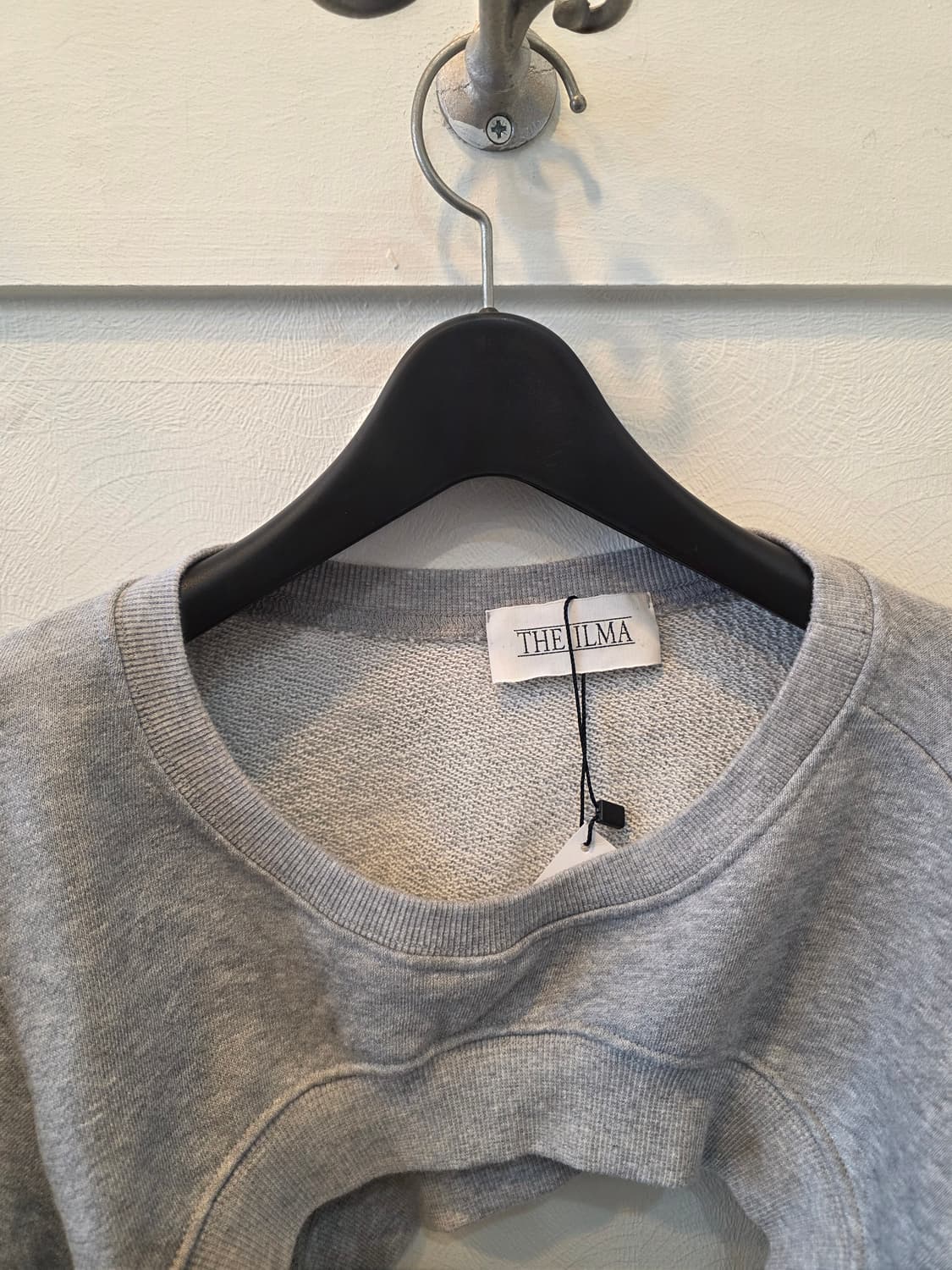 THE ILMA 컷아웃 슈퍼 크롭 맨투맨 그레이 상품이미지1