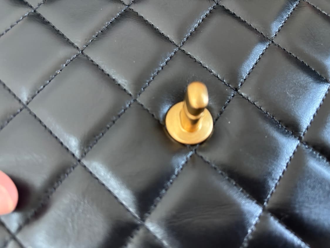 샤넬 스몰 플랩백 카프스킨 & 골드 메탈 블랙 상품이미지6