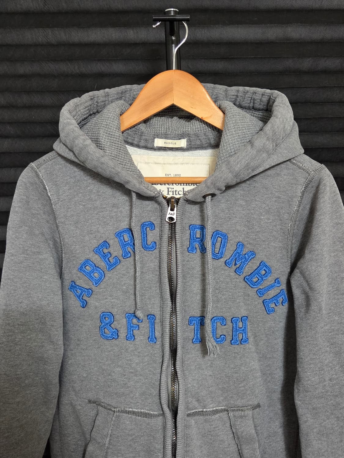 [아베크롬비 앤 피치] 머슬 핏 아플리케 후드집업 | 00125 상품이미지2