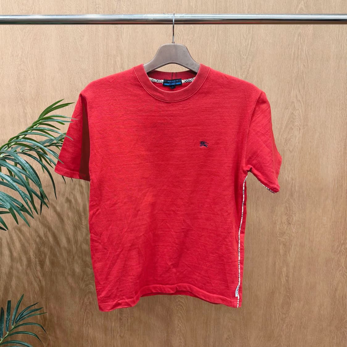 버버리 런던 코튼 반팔 티셔츠 로고 자수 사이드 배색 라인 디테일 레드 상품이미지1
